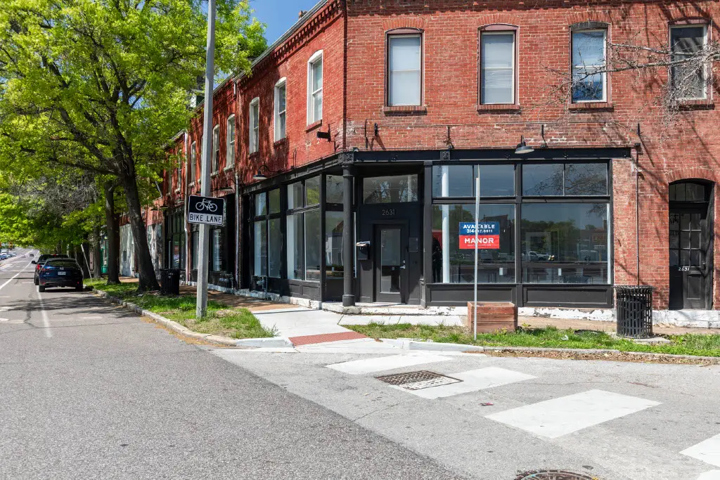 Outside street view of 631 Gravois Ave (South City Office/Retail for Lease).